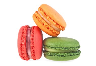 Beyaz bir arka plan üzerinde tatlı ve renkli izole kek acıbadem kurabiyesi