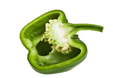 Tatlı yeşil biber yarısını kesip bir beyaz arkasında izole