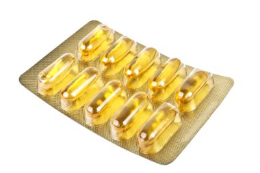 Omega 3 jel kapsül blister paket üzerinde beyaz bir morina karaciğeri yağı