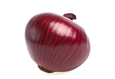 Beyaz arkaplanda kırmızı soğan izole edildi