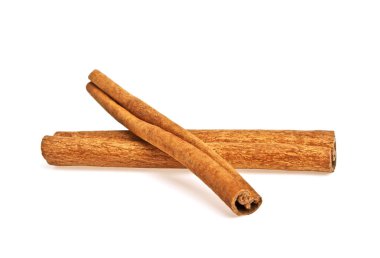 beyaz zemin üzerinde izole iki tarçın sopa