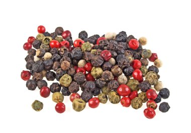 Yığın çeşitli biber peppercorns tohum karışımı beyaz arka plan üzerinde