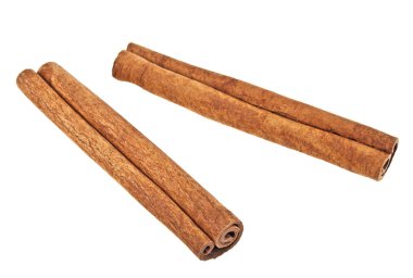 beyaz zemin üzerinde izole iki tarçın sopa