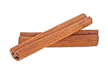 Tarçın çubukları beyaz arkaplanda izole