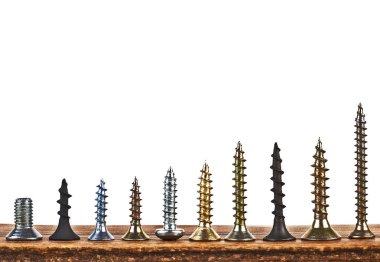 Beyaz bir arka plan üzerinde ahşap tahta üzerinde çeşitli vida