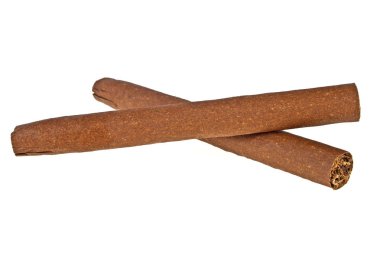 Beyaz bir arka plan üzerinde kahverengi puro