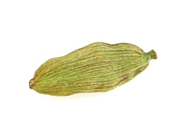 Beyaz arka plan üzerinde izole yeşil kakule pod