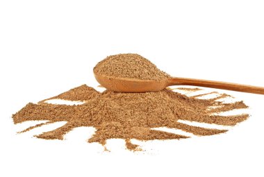 Tarçın baharat ve tahta kaşık beyaz bir arka plan üzerinde izole