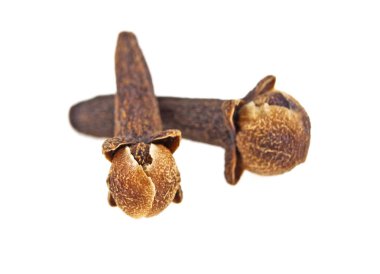 Beyaz arkaplanda izole baharat karanfilleri