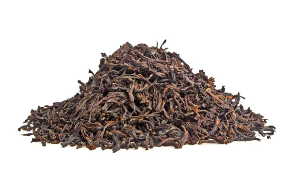 Foglie di tè nero secco isolato su sfondo bianco — Foto Stock
