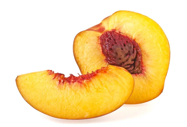 Fruto de nectarina medio aislado sobre fondo blanco, primer plano —  Fotos de Stock