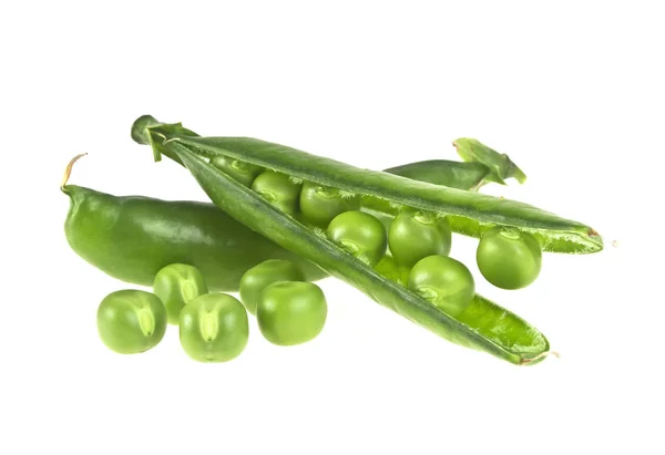 Verse groene erwten geïsoleerd op een witte achtergrond — Stockfoto