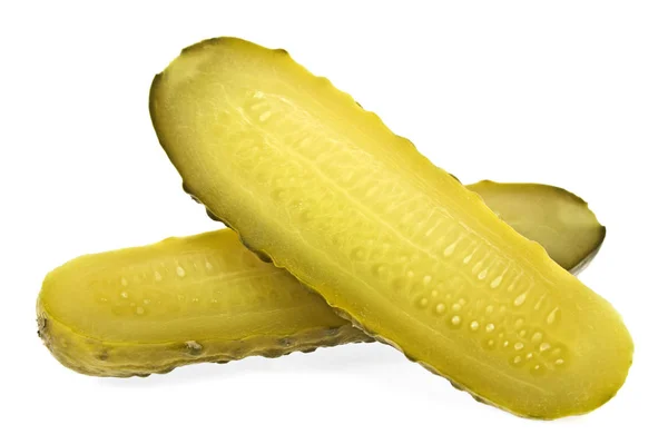 Een ingemaakte komkommer gesneden in de helft op witte achtergrond — Stockfoto