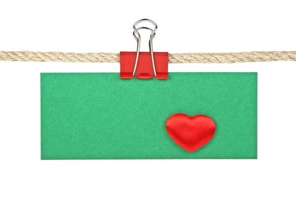 Etiqueta verde con corazón rojo en una cuerda aislada sobre fondo blanco — Foto de Stock