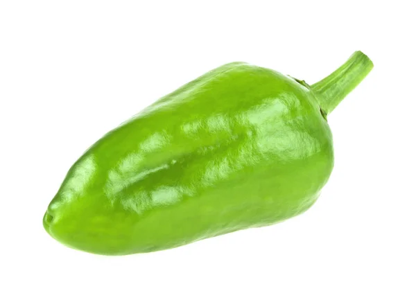 Enkele groene peper geïsoleerd op witte achtergrond — Stockfoto