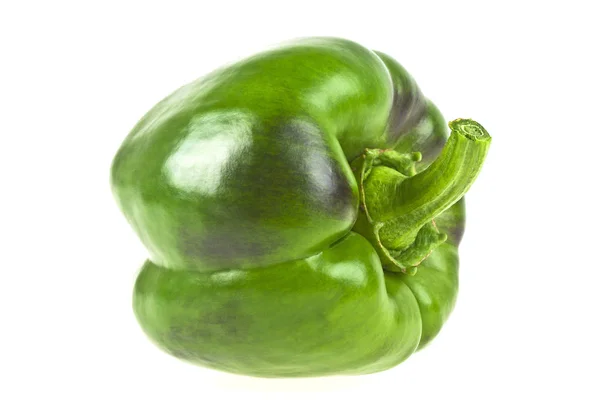 Groene paprika of paprika geïsoleerd op witte achtergrond — Stockfoto