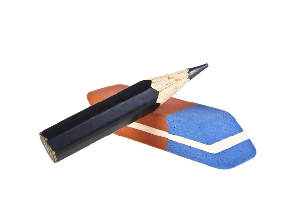Ластик и черный карандаш изолированы на белом фоне — стоковое фото