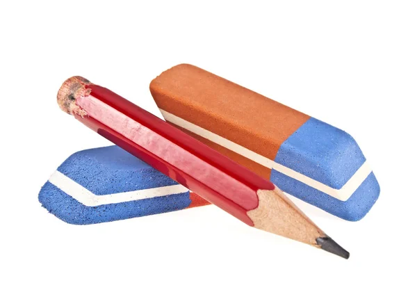 Gummen en rood potlood geïsoleerd op een witte achtergrond — Stockfoto