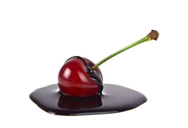Cherry w czekoladzie na białym tle — Zdjęcie stockowe