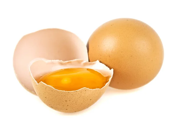 Ovos crus isolados sobre fundo branco — Fotografia de Stock