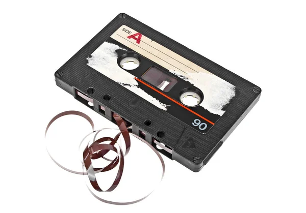 Закрыть винтажную аудиокассету, изолированную на белой спине — стоковое фото