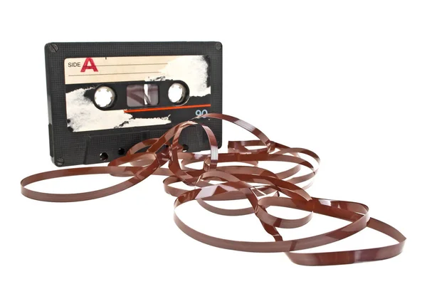 Close up de fita de áudio vintage cassete isolado em uma parte traseira branca — Fotografia de Stock