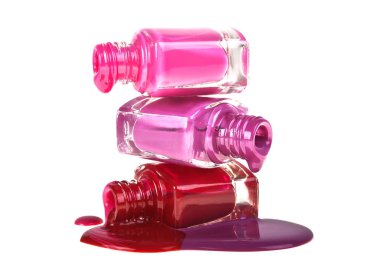 Beyaz arka plan üzerinde izole dökülmüş oje ile şişe