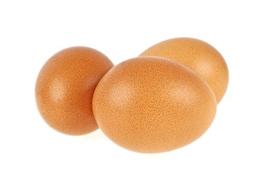 Beyaz arkaplanda üç yumurta izole edilmiş
