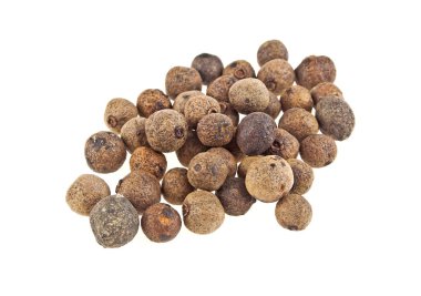 Beyaz arka plan üzerinde izole aromatik yenibahar