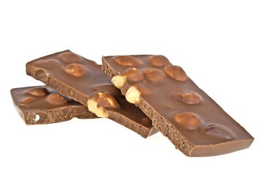 Beyaz bir arka planda, closeup Fındıklı sütlü çikolata bar