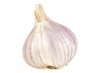 Beyaz arkaplanda taze sarımsak var.