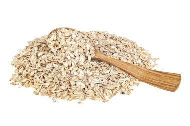 beyaz zemin üzerine tahta kaşık yulaf gevreği