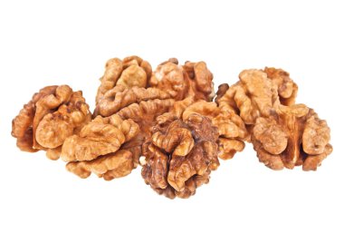 Beyaz arkaplanda izole edilmiş cevizler