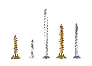 Beyaz arkaplanda çeşitli vidalar