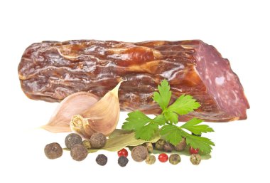 Taze sosis, karabiber, maydanoz, defne yaprağı ve sarımsak isol