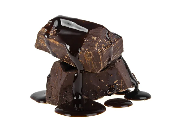 Шоколадний батончик налив рідкий шоколад на білому тлі — стокове фото