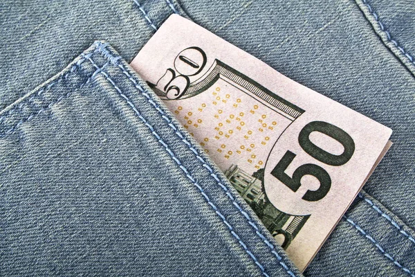 Billete de 50 dólares americanos que sobresale del bolsillo de los vaqueros azules — Foto de Stock