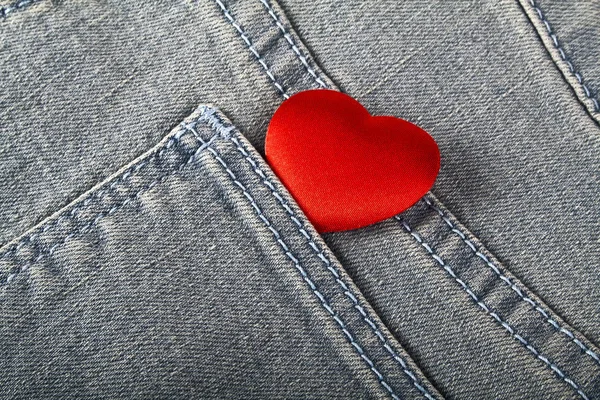 Coração vermelho no bolso jeans — Fotografia de Stock