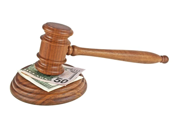 Δικαστής ξύλινο σφυρί και δολάρια που απομονώνονται σε λευκό φόντο — Φωτογραφία Αρχείου