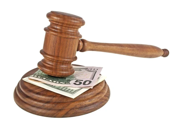 Δικαστής ξύλινο σφυρί και δολάρια που απομονώνονται σε λευκό φόντο — Φωτογραφία Αρχείου