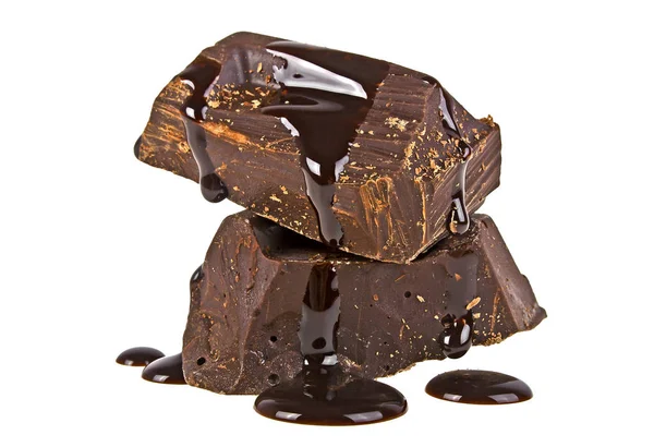 Barra de chocolate vierte chocolate sobre un fondo blanco — Foto de Stock