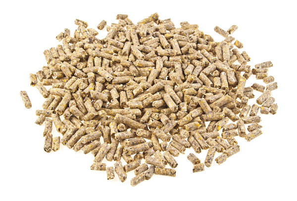 Пеллетные комбикорма изолированы на белом фоне
