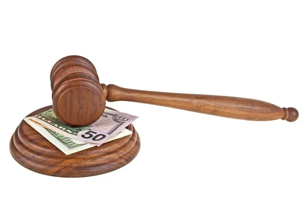 ผู้พิพากษาไม้มีดและดอลลาร์แยกกันบนพื้นหลังสีขาว — ภาพถ่ายสต็อก