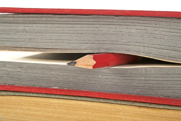 Staré knihy s malou červenou tužkou, zblízka — Stock fotografie