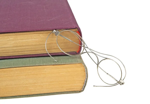 Staré knihy a staré brýle izolovaných na bílém pozadí — Stock fotografie