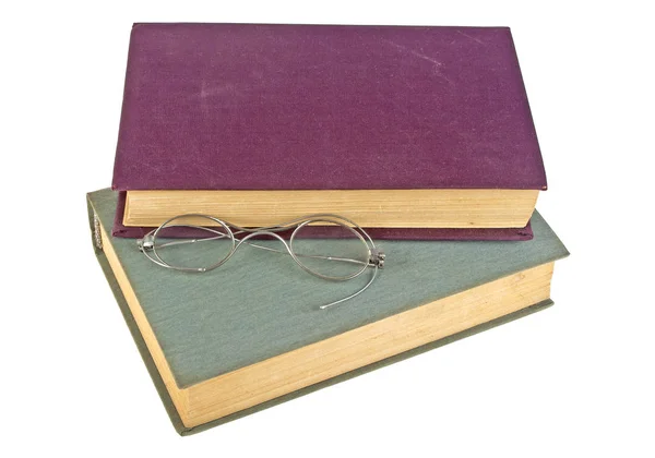 Livros antigos e óculos antigos isolados no fundo branco — Fotografia de Stock