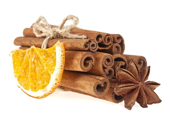 Gedroogde oranje, anijs en kaneelstokjes geïsoleerd op witte backgr — Stockfoto