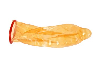 Beyaz arka plan üzerinde kullanıma hazır izole kırmızı prezervatif