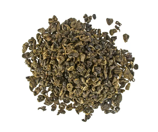 Haufen trockener grüner Tee isoliert auf weißem Hintergrund — Stockfoto