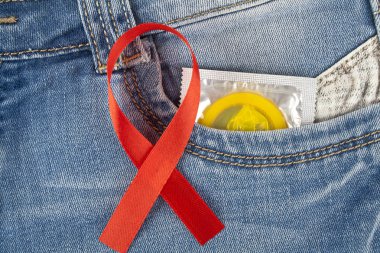 Mavi jeans cep ve AIDS bilinçlendirme kırmızı şerit sarı prezervatif